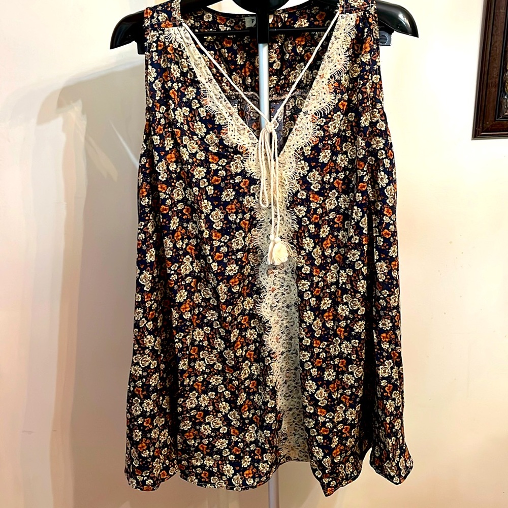 New In Bag POL Floral And Lace Tunic